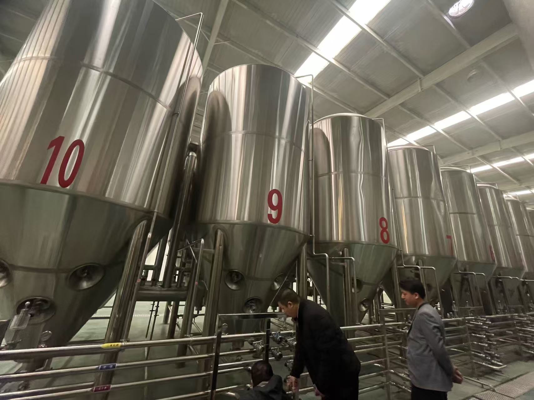 福山精酿啤酒设备厂—平面布置、设备设计、制造、调试、培训等一条龙服务